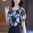 (Promoção Compre 1 Leve 2) Blusinha Ingrid™ com Babado e Mangas Bufantes /  O Charme do Chiffon para um Verão Sofisticado!